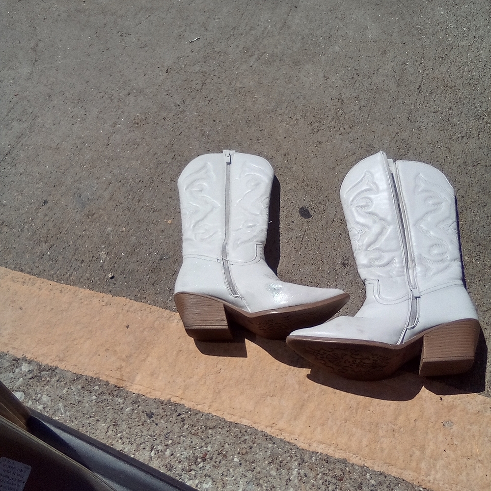 Women's size 10 white boots